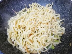 下入饼丝翻炒均匀。