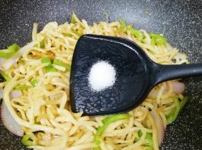 放盐调味。