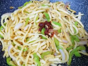 加入1勺油泼辣子翻炒均匀(不吃辣椒可以不放)。