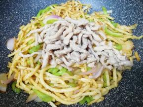 下入炒熟的肉丝翻炒均匀。