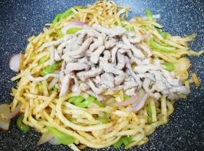 下入炒熟的肉丝翻炒均匀。