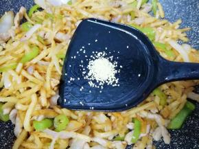 放鸡精翻炒均匀。