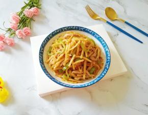 美味的肉丝炒饼做好了。