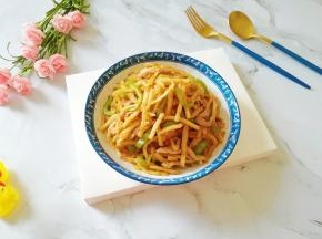 美味的肉丝炒饼做好了。