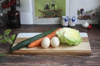 准备菜码食材：从左起依次是黄瓜、胡萝卜、鸡蛋、圆白菜。 菜码可随意，夏季我们最喜欢的菜码是黄瓜。