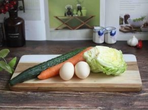 准备菜码食材：从左起依次是黄瓜、胡萝卜、鸡蛋、圆白菜。 菜码可随意，夏季我们最喜欢的菜码是黄瓜。