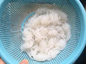 魔芋结清水洗净；