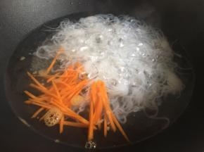 魔芋结快熟后倒入胡萝卜焯水；