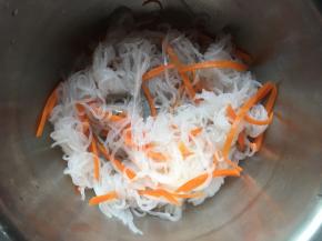 将胡萝卜丝和魔芋结捞出过清水沥干水分；