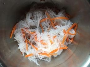 将胡萝卜丝和魔芋结捞出过清水沥干水分；
