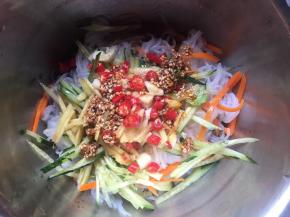 倒入2勺生抽、1勺醋、半勺老抽、1勺糖、1勺辣椒油、适量盐，搅拌均匀；