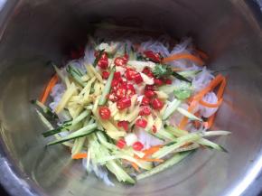 倒入黄瓜丝、姜丝、蒜末、小米辣；