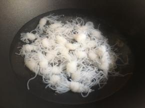 起锅水开，倒入魔芋结煮沸；