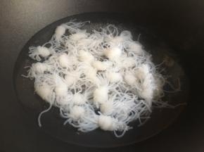 起锅水开，倒入魔芋结煮沸；