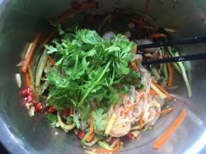 倒入香菜、香葱，再次搅拌均匀即可；