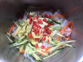 淋入冒烟热油；