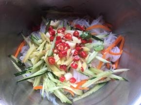 淋入冒烟热油；
