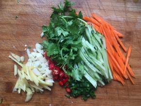 将黄瓜、胡萝卜切丝，大蒜、生姜、小米辣切碎，香菜切段备用；