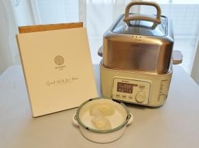燕窝用水泡发4个小时至完全发开（平常我是喜欢一次发5盏，炖好后用小瓶封好放入冰箱，每天早上空腹饮一瓶）
