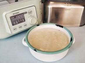 发好的燕窝挑出杂质
