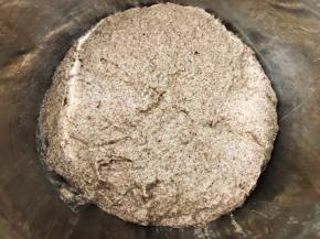 用刮刀把面糊规整到一起，盖上保鲜膜开始一发