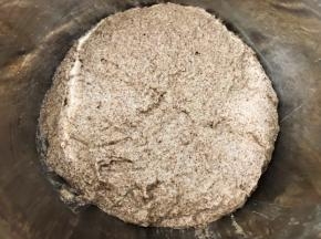 用刮刀把面糊规整到一起，盖上保鲜膜开始一发