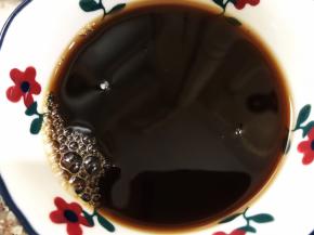 红糖粉倒入碗里加入温水融化