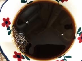 红糖粉倒入碗里加入温水融化