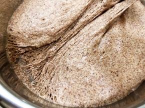 用筷子撕开里面都是细密的小孔