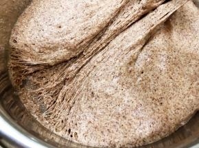 用筷子撕开里面都是细密的小孔