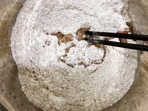 一边搅拌一边倒入红糖水