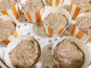 分装在纸杯里6分满，也可以在模具里刷油倒入面糊