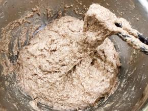 用筷子搅拌成半干稀的面糊