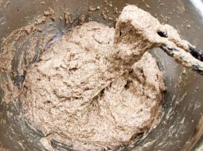 用筷子搅拌成半干稀的面糊