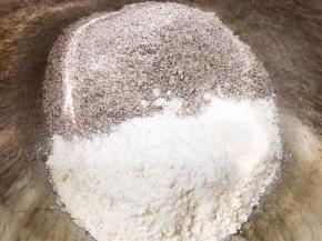 盆里加入黑麦粉和高筋面粉