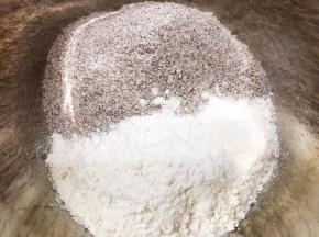 盆里加入黑麦粉和高筋面粉
