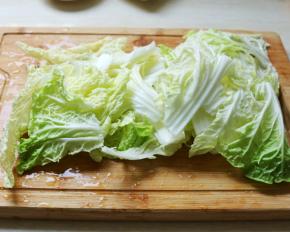 白菜洗净，撕成块状