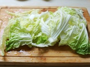 白菜洗净，撕成块状
