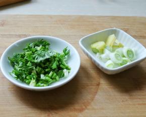 香菜切末，葱姜也切一下