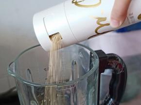 取60克藜麦放入破壁机磨成粉（我用的西藏藜麦君的有机白藜麦，免洗免泡，颗粒饱满无杂质）