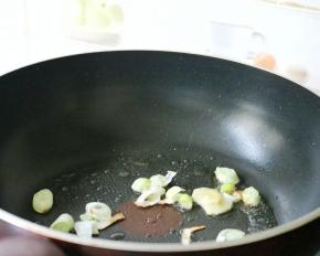 锅中油烧热，葱姜煸香