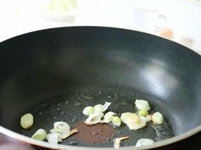 锅中油烧热，葱姜煸香
