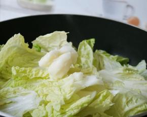放入白菜和猪油翻炒均匀