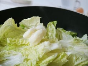 放入白菜和猪油翻炒均匀