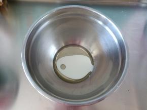 打蛋盆倒入牛奶和玉米油，用手动打蛋器搅拌至乳化