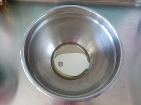 打蛋盆倒入牛奶和玉米油，用手动打蛋器搅拌至乳化