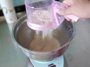 筛入磨好的藜麦粉
