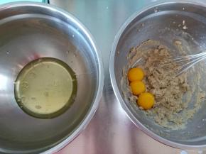 分离蛋清蛋黄（放蛋清的盆要无油无水）