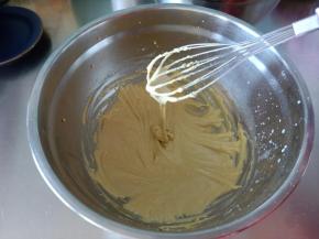 将蛋黄糊翻拌均匀