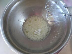 蛋清中滴几滴白醋，用打蛋器打至鱼眼泡时加入1/3细砂糖